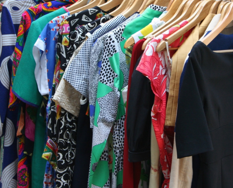 boutique-VALBONNE-min_dresses_apparel_clothing_clothes_clothes_hangers_wooden_hangers_retail_shop_closet-1149845