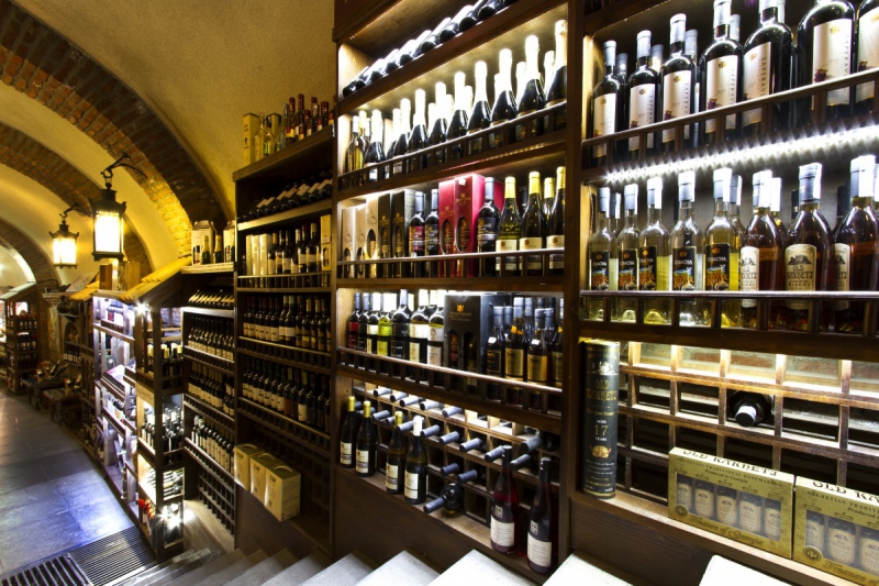 boutique-VALBONNE-min_world_street_travel_shop_canon_georgia_wine_bottles-429767